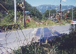 雰囲気が残る松木街道踏切跡