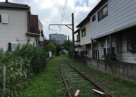 住宅地の中を進む廃線