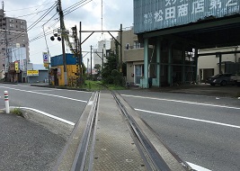 踏切で県道を渡る廃線