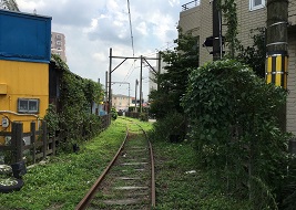 再び住宅地の中を進む廃線