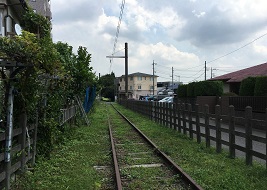 真っ直ぐ伸びている廃線