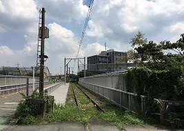 東名高速の上を越える廃線