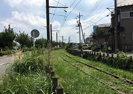 東名高速の上を越える廃線