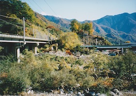 橋台跡から新旧合流地点を見る 橋台跡から新旧合流地点を見る