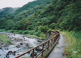 カーブを描き川沿いを進む廃線