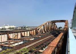 瑞穂橋梁を渡る廃線