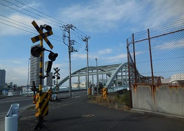 踏切を渡っている線路