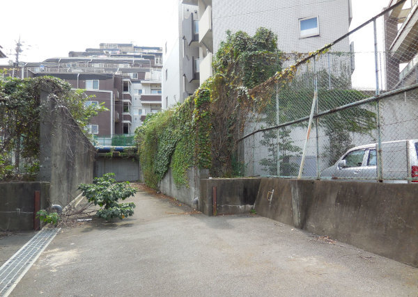 坑口を抜け真っ直ぐ進む廃線跡 坑口を抜け真っ直ぐ進む廃線跡