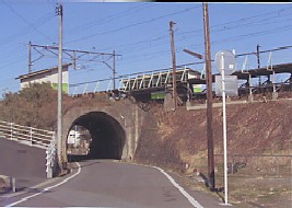 トンネルでくぐり抜ける廃線跡