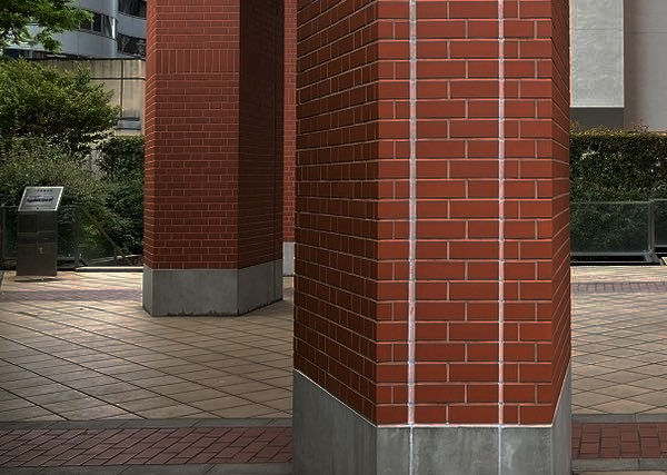 マンション入り口から見える二代目横浜駅の遺構 マンション入り口から見える二代目横浜駅の遺構