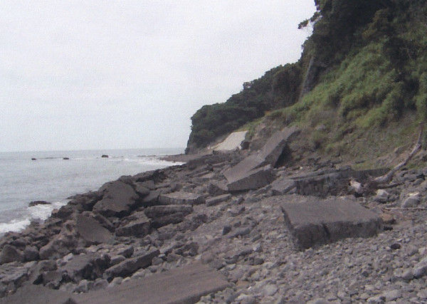 崩れた護岸 崩れた護岸