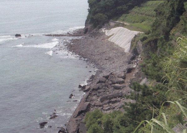 上から見た崩れた護岸 上から見た崩れた護岸